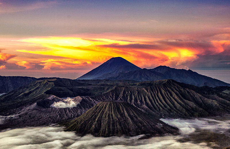 6 Gunung di Indonesia dengan Keindahan Alam yang Menakjubkan