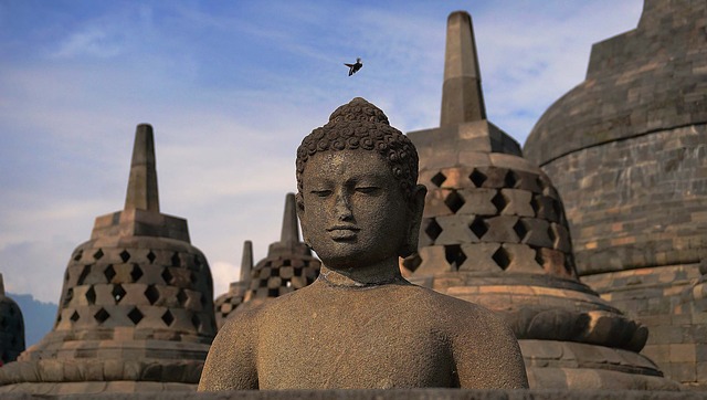 Candi Borobudur berdiri dengan megah di Perbukitan Menoreh. Candi Borobudur ini memang menjadi kejayaan tempo dulu.