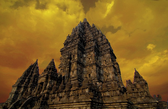 Candi Prambanan dibangun di masa pemerintahan dua raja yakni Rakai Belitung dan Rakai Pikatan.