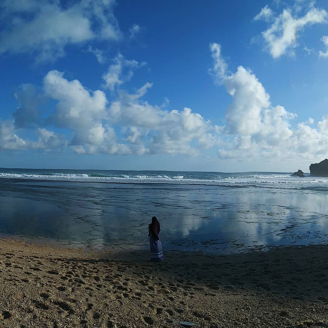 Pantai Sundak adalah destinasi alam pantai yang berlokasi di daerah Wonosari. Lokasi Pantai Sundak ini tidak jauh dari Pantai Kukup.
