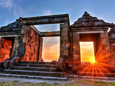 Ada begitu banyak lokasi indah di Yogyakarta yang dapat digunakan sebagai tempat melihat sunset. Candi Ratu Boko salah satunya.